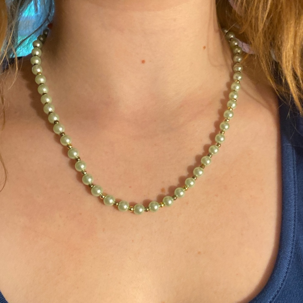 Elegant Light Green And Gold Pearl Necklace